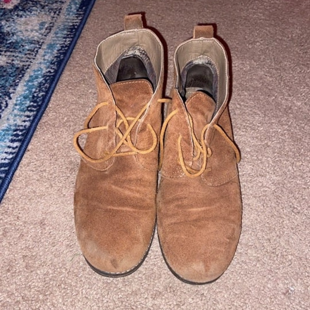 Suede brown ankle bootss with laces